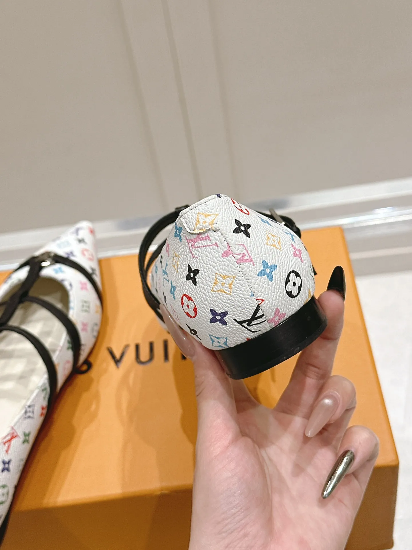 👟👟Ex-factory price 680👟👟 L V➕ Murakami Takashi co-branded series top quality louis vuitton ss25 new arrival～ LV.2025 spring and summer series｜new pointed toe high heels🆕 The small pointed toe of the eagle is matched with a hollow leather strip and a small square buckle to adjust the tightness, and the LV hardware "logo" is embellished, and the details and texture are particularly high-end! The sharp styling effect is a visual feast💯It is difficult to conceal the elegant temperament of LV. It is easy to wear, comfortable, sexy and exquisite ~ Grade A sheepskin lining is soft and breathable. The genuine leather outsole imported from Italy is easy to wear and will not tire your feet. Size: 35-40 (41 customized items are non-refundable)